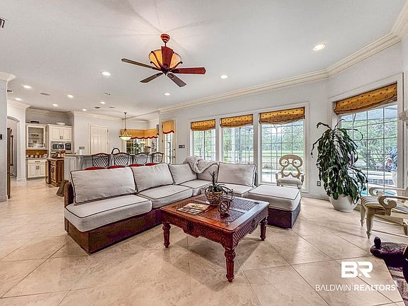 4th image of 305 Peninsula Blvd