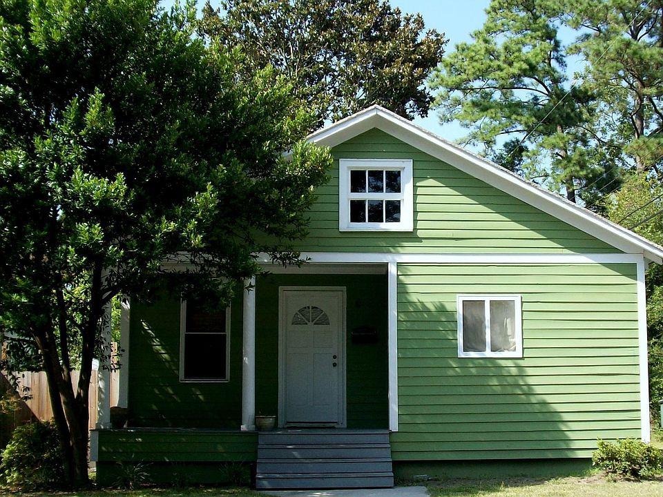 The front of this cute bungalow