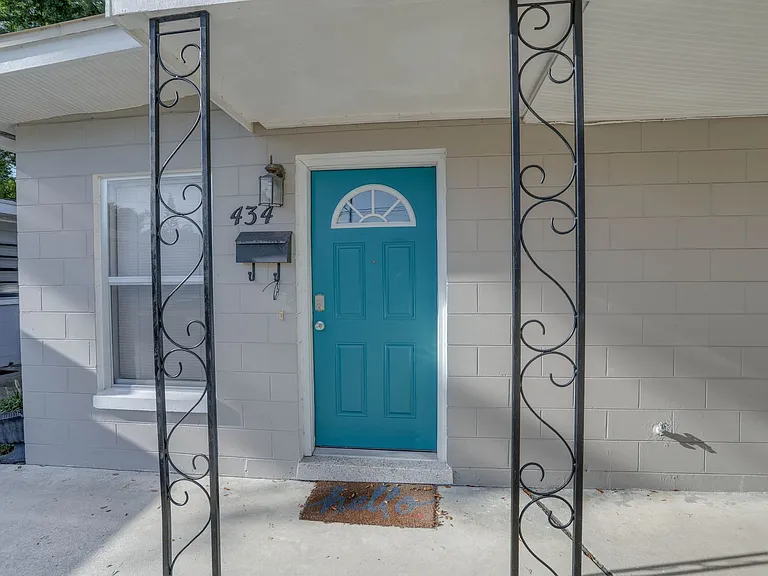 434 E Esther St — Photo 4