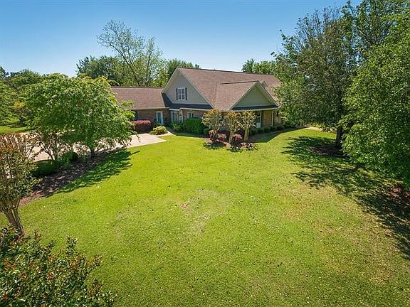 4th image of 1109 Hillcrest Dr
