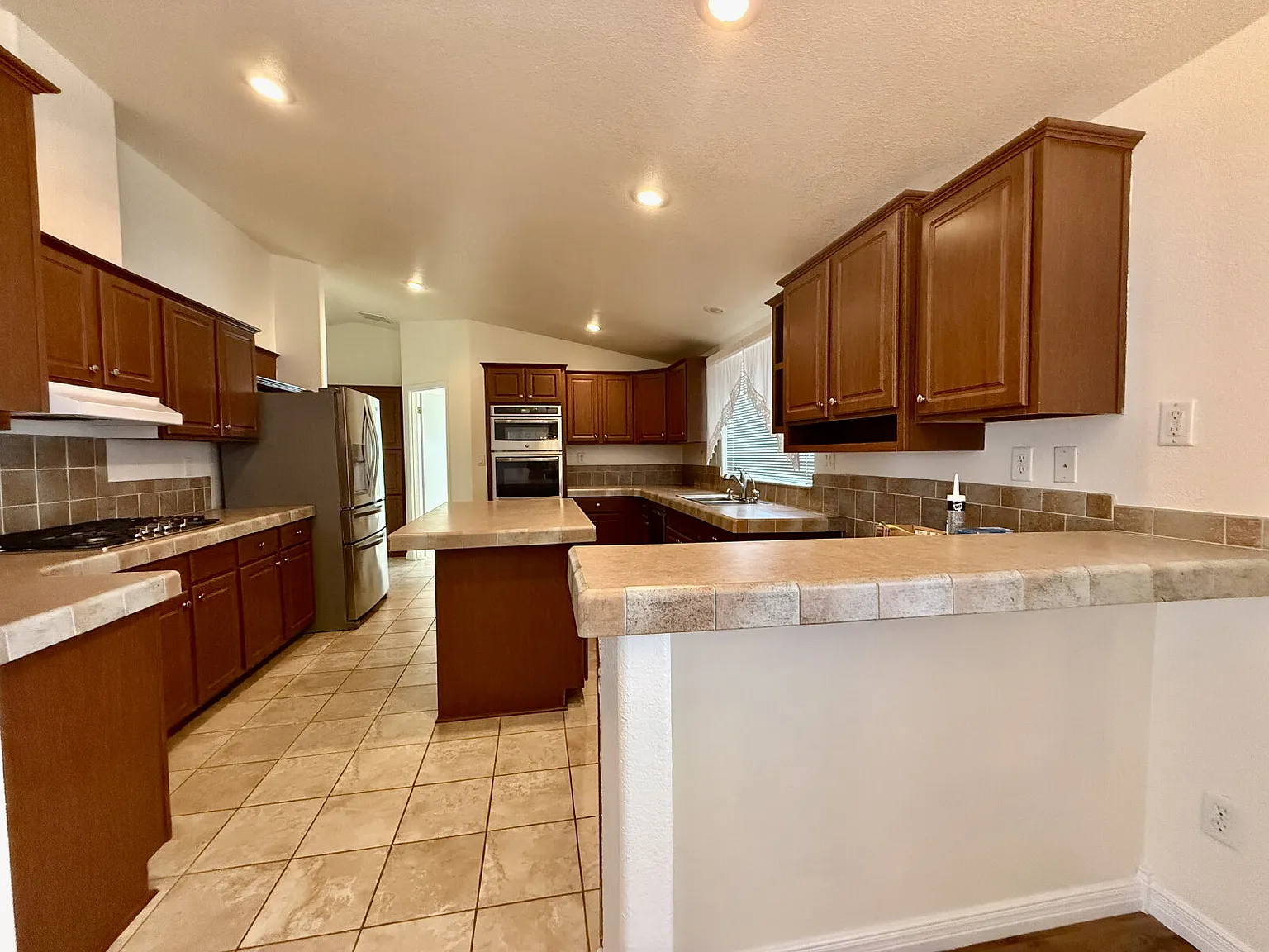 3 bed, 3.0 bath, 1744 sqft, $1,700 — Photo 3