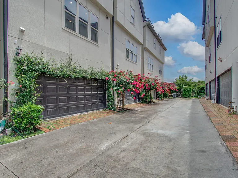 9532 London Bridge Sta — Photo 43