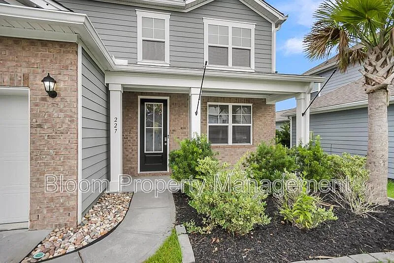 5 bed, 3.5 bath, 2721 sqft, $2,900 — Photo 3