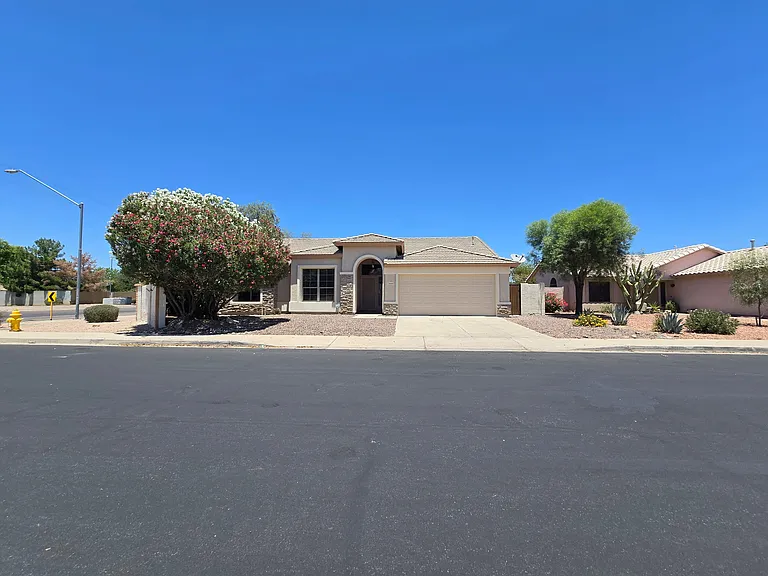 8228 W Palmaire Ave — Photo 2