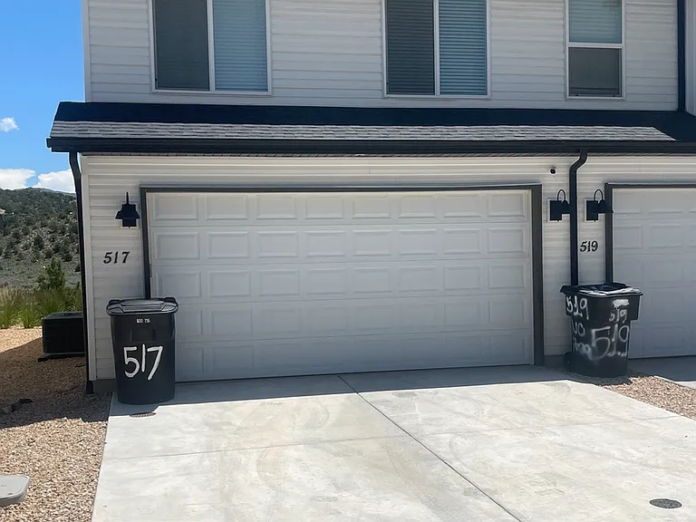 517 S May Dr — Photo 2
