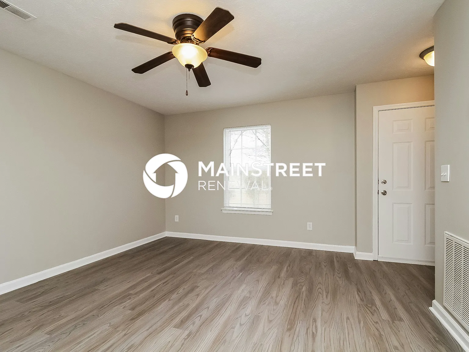 448 Dorchester Dr — Photo 2