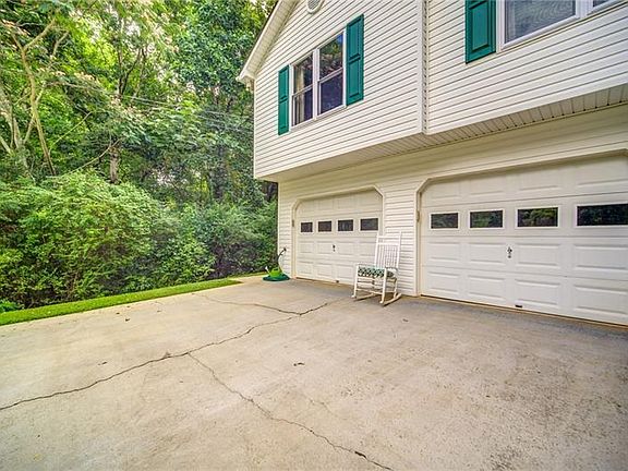 3rd image of 1590 Larkwood Dr