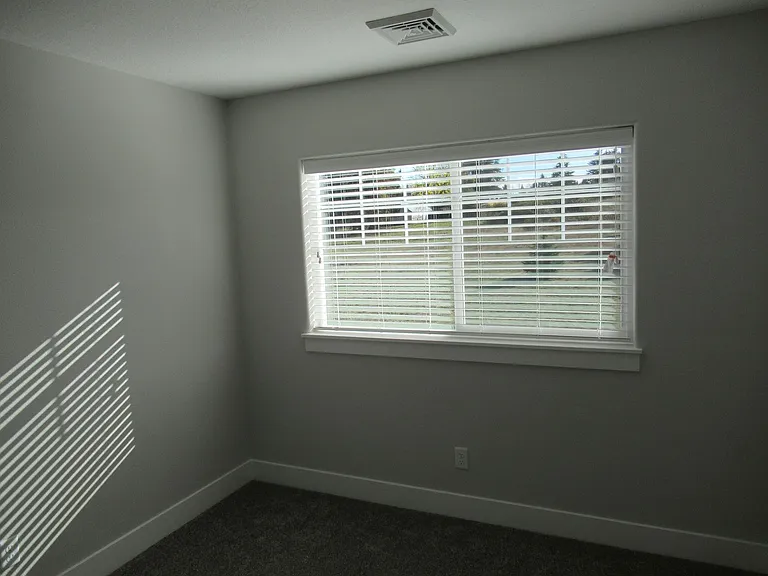 Large Duplex in South Salem! — Photo 10