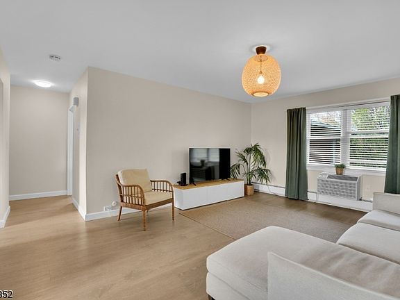 3rd image of 1152 Valley Rd #2B