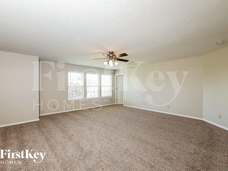 5757 N Plymouth Ct — Photo 10