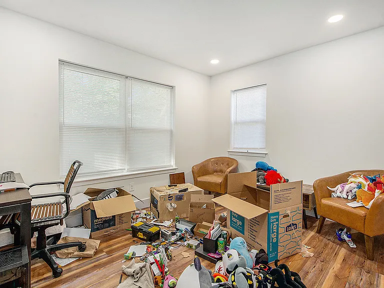 435 Hiscock St — Photo 5