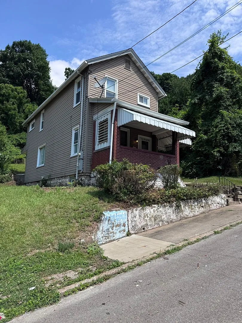 Fully Updated 3-Bed 1-Bath House w/ Covered Porch in Christy Park — Photo 3