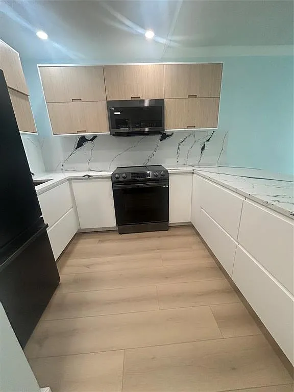 1 bed, 1.5 bath, 700 sqft, $1,750 — Photo 1