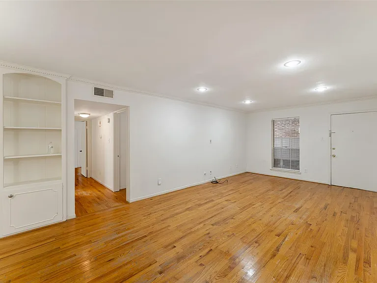 359 N Post Oak Ln #127 — Photo 8