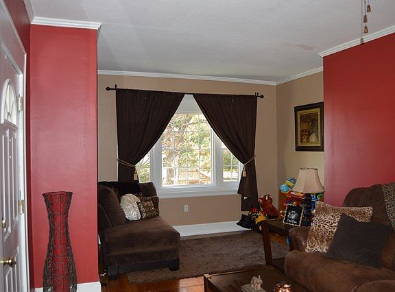 3rd image of 230 E Laurel Ave