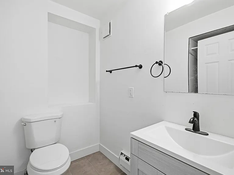 4242 Pine St #1B — Photo 3