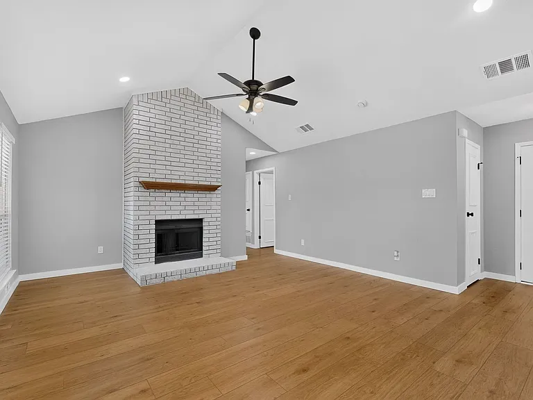 215 Aspenway Dr — Photo 10