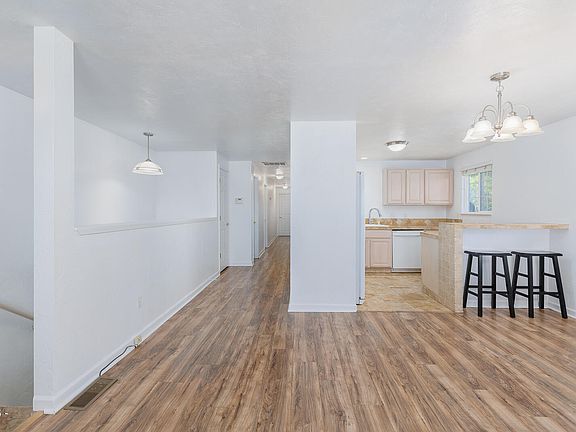 4th image of 635 SW Elizabeth St