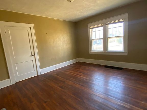 5th image of 1108 Blain St