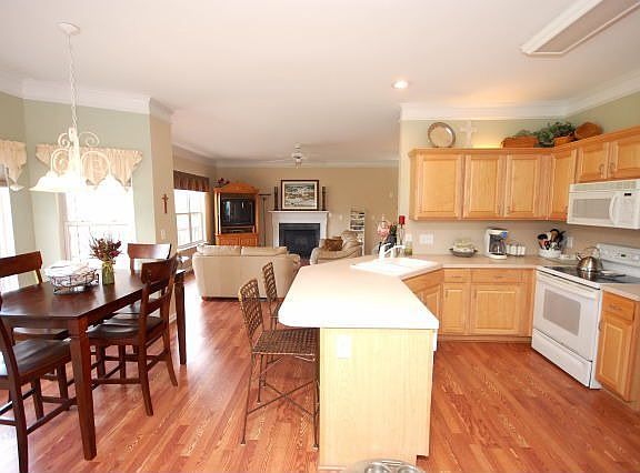 Open kitchen w/ pantry- sunny breakfast nook & new pergo flooring!