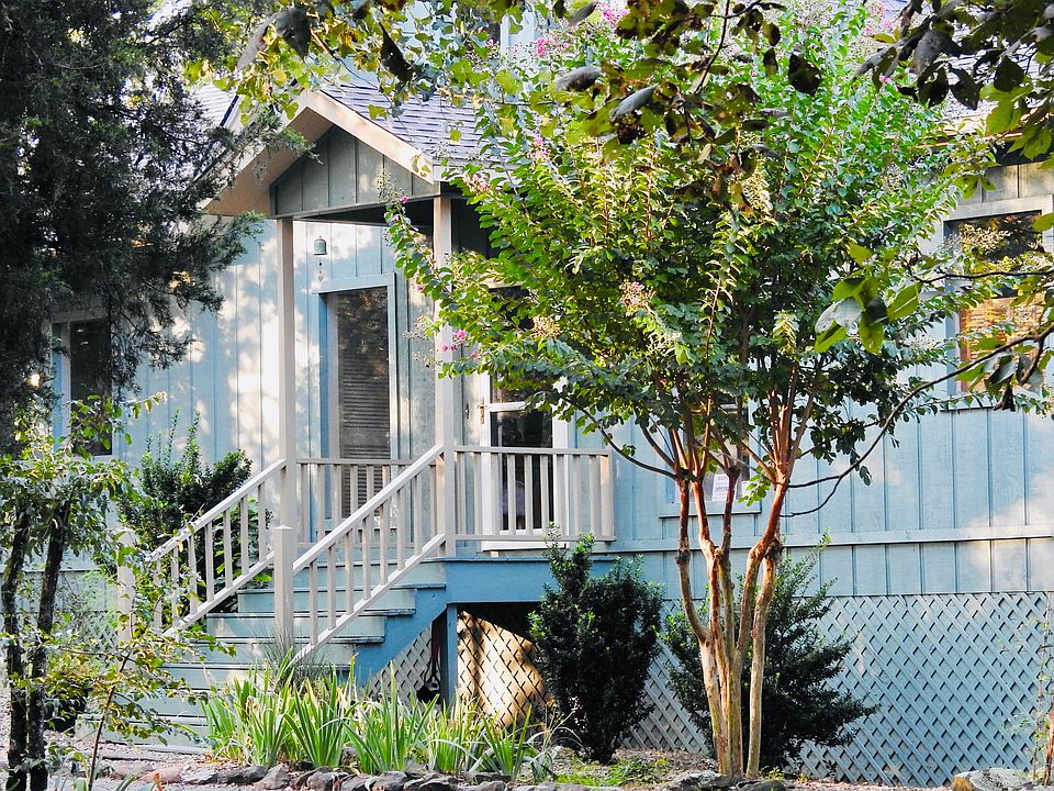 1st image of 520 Leonard Ln
