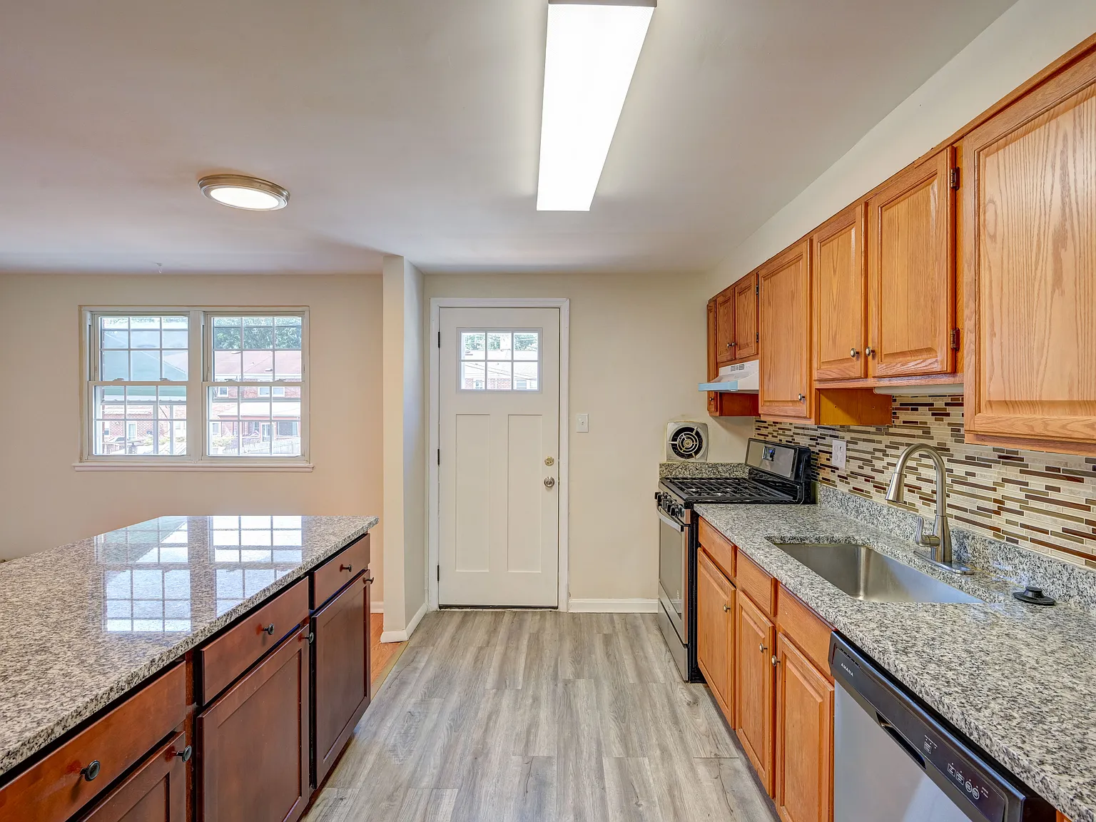 3 bed, 1.5 bath, 1408 sqft, $2,400 — Photo 2