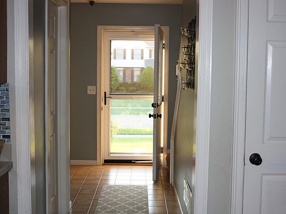 5th image of 370 Summerhill Dr