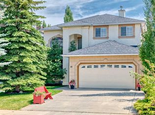 40 Royal Highland Ct NW, Calgary, AB T3G4Y2