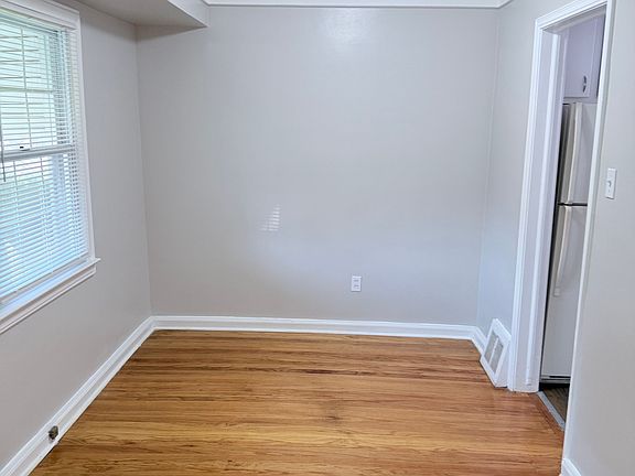 3rd image of 15634 Warwick Ave
