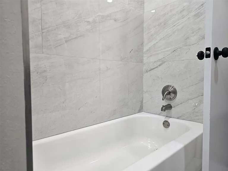 10518 Royal Oaks Dr — Photo 2