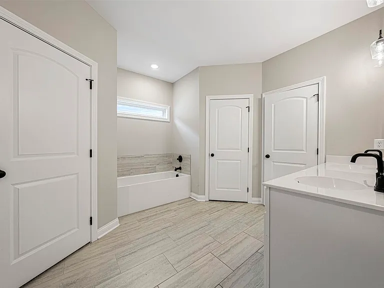 821 Poplar Log Dr — Photo 16