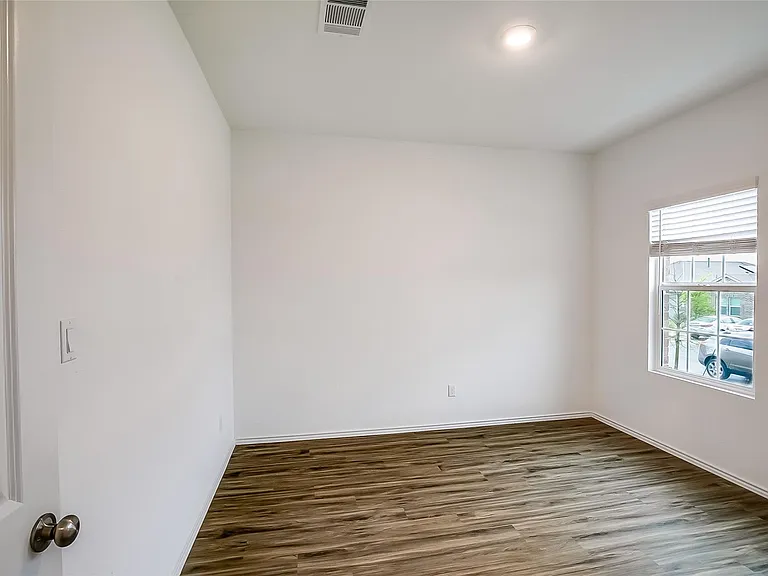 1024 Bluewood Bnd — Photo 5