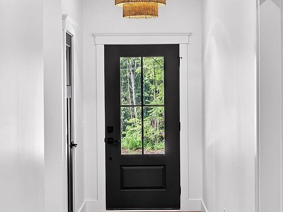 4th image of 30 Andover Ln