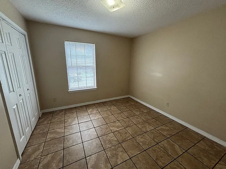 72 Crystal Dr — Photo 4