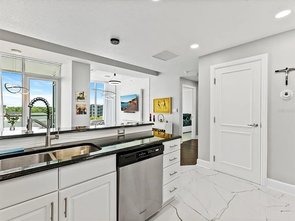 2 bed, 2.0 bath, 1255 sqft, $3,600 — Photo 4