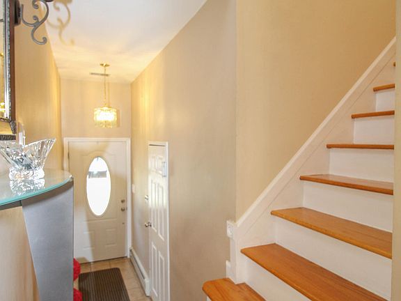5th image of 215 Evergreen St
