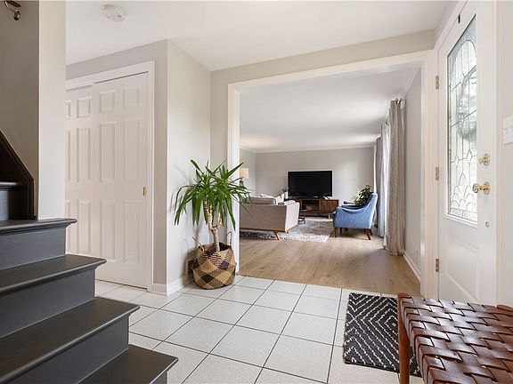 3rd image of 2421 Huntington Dr