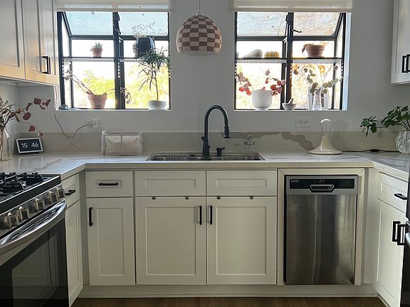 5th image of 912 Sanborn Ave #912