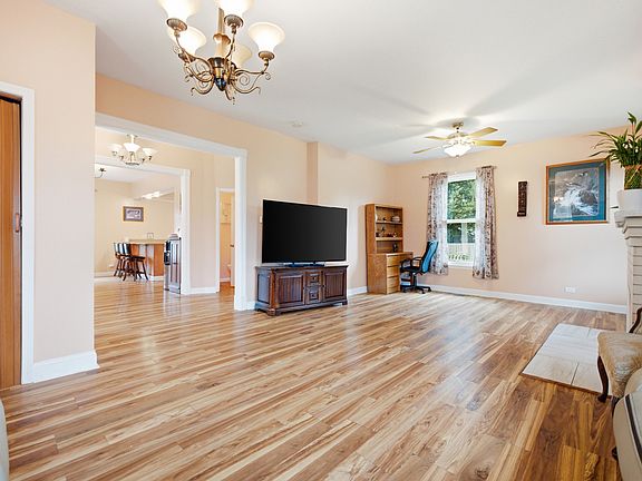 4th image of 459 N Spring St