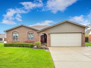 40494 Kinburn Dr, Sterling Heights, MI 48310