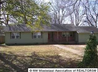 203 Robinson Dr, Como, MS 38619