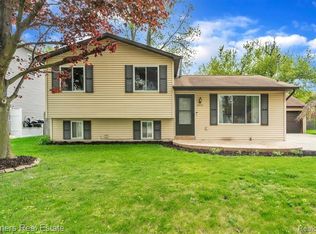 2465 Ruth Dr, Fenton, MI 48430