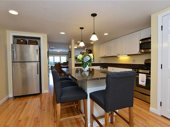 4th image of 152 Crompton Ave APT 15