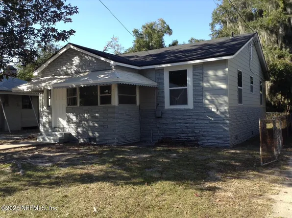 557 CHESTNUT Drive, Jacksonville, FL 32208