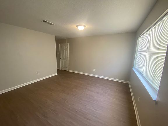 5th image of 3103 Hines Dr