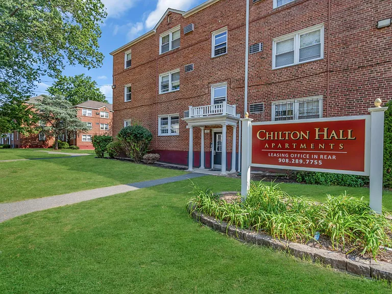 Chilton Hall Apartments — Photo 24