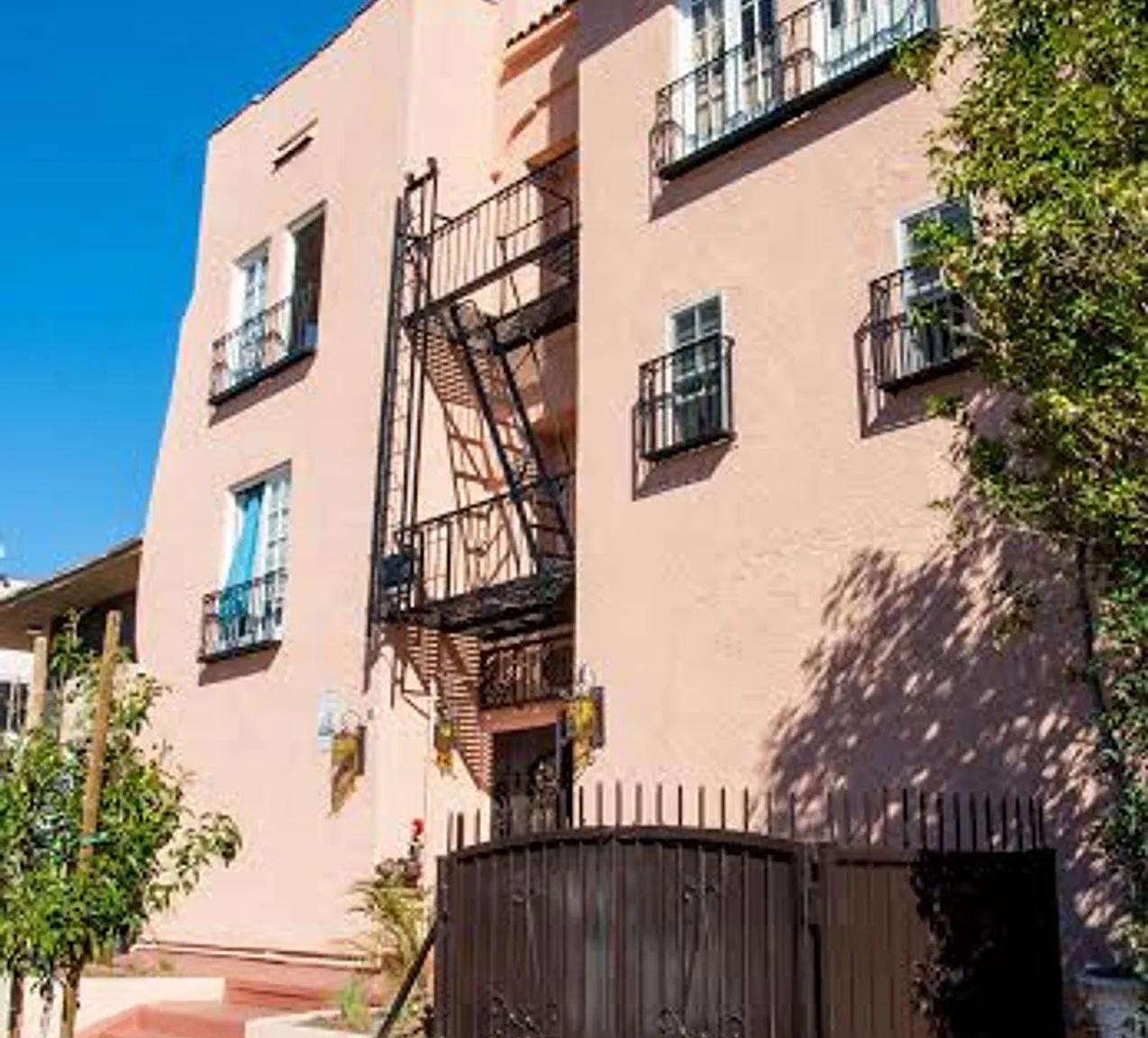 Casa Bonita Apartments...Gorgeous Newly Remodeled Apartments...Hardwood Floors! — Photo 2