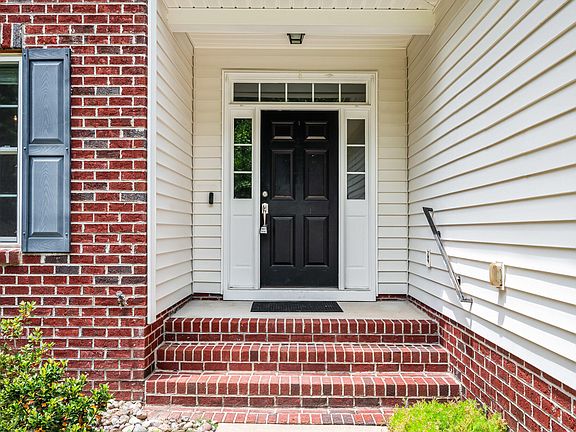 3rd image of 2458 Valley Dr
