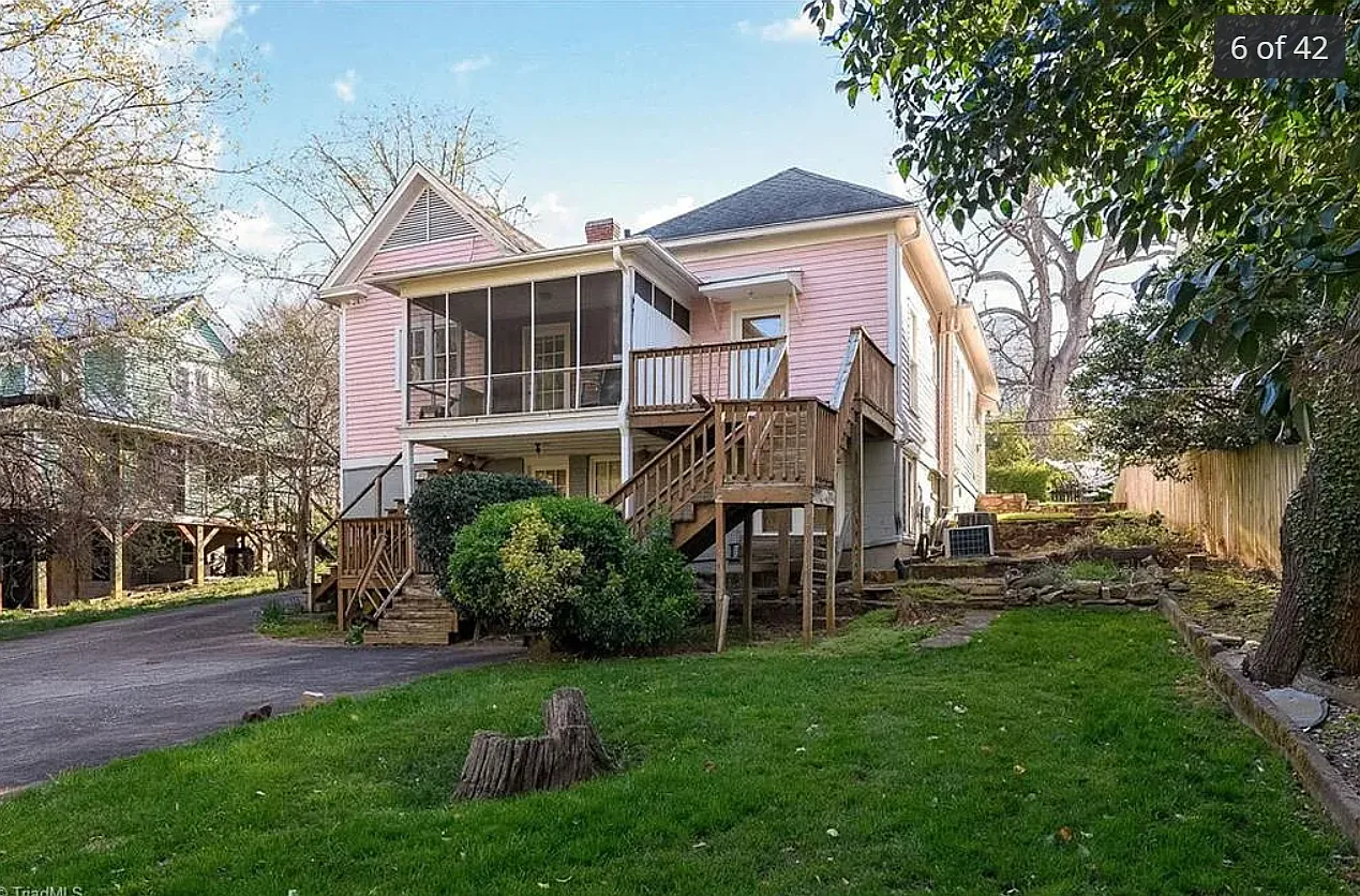 118 NW Poplar St — Photo 1