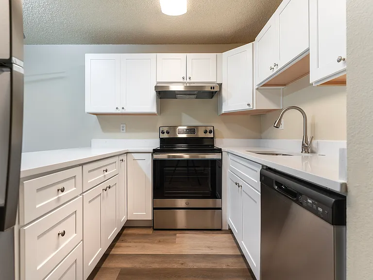 1 Bed 1 Bath w/ View - 750 Sq Ft 1 Bed 1 Bath w/ View - 750 Sq Ft